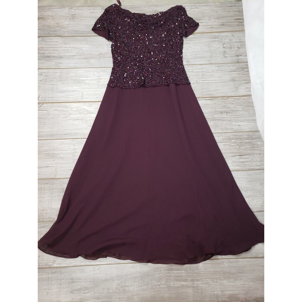 J Kara Full Length Formal Dress Purple Beaded Short Sleeve Size 6 EUC - Picture 7 of 7